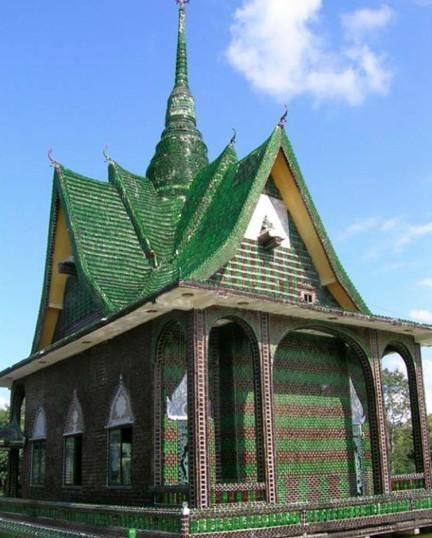 他们用废旧的酒瓶,建起一栋栋漂亮的房子,成为有名的旅游景点_高清