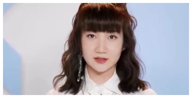 《青春有你2》说唱学员乃万,齐刘海造型面对镜头,撞脸假发王源
