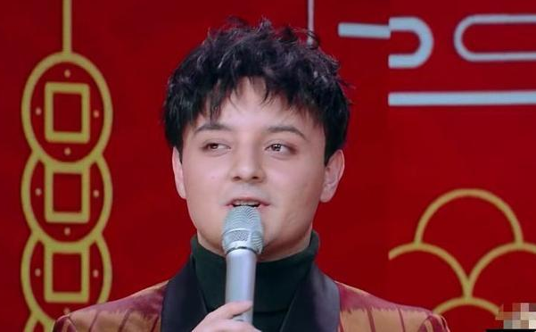 著名童星阿尔法近照曝光头发浓密帅气逼人形象早已大变样