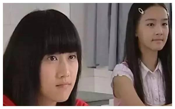 在《巴拉拉小魔仙》梁婧娴就已经比饰演严莉莉的刘美含高出了很多