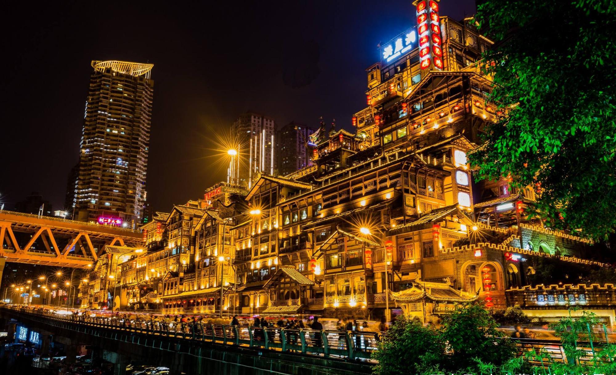 重庆网红景点的鼻祖,中国版千与千寻洪崖洞,一到夜晚光芒四射 【蜗牛扑克】重庆网红景点的鼻祖,中国版千与千寻洪崖洞,一到夜晚光芒四射