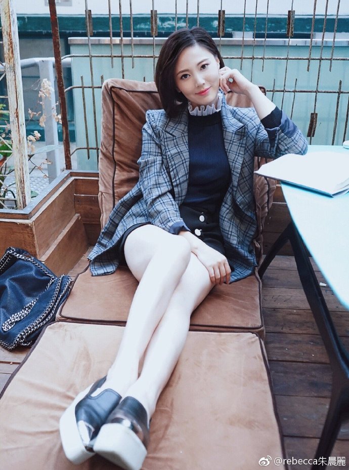 2011年香港小姐冠军朱晨丽迷人写真美照欣赏