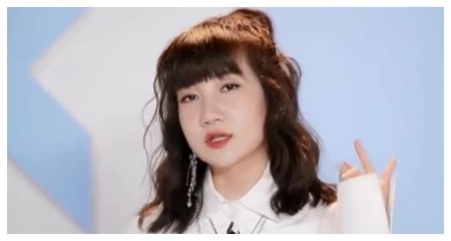 《青春有你2》说唱学员乃万,齐刘海造型面对镜头,撞脸假发王源