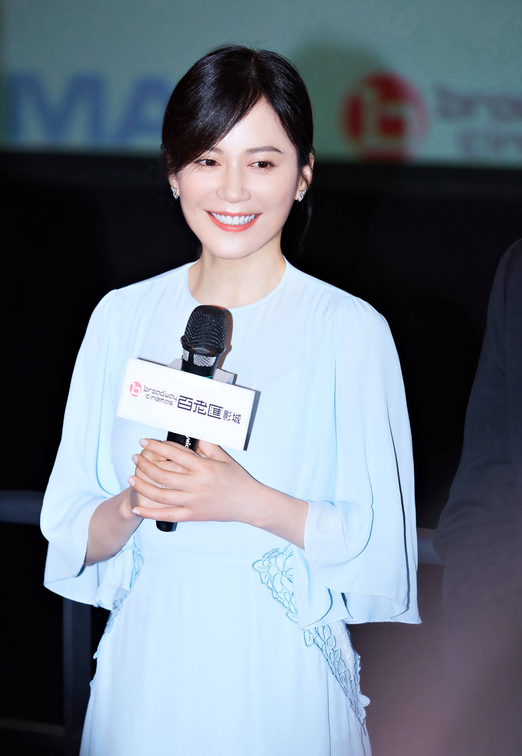 俞飞鸿出席电影首映一袭蓝色连衣裙,精致容颜,彰显优雅高贵