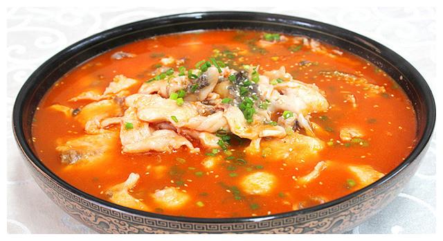 3,倒入适量清水,大火煮沸转小火慢炖30分钟,鱼头和鱼骨弃用,鱼汤留着