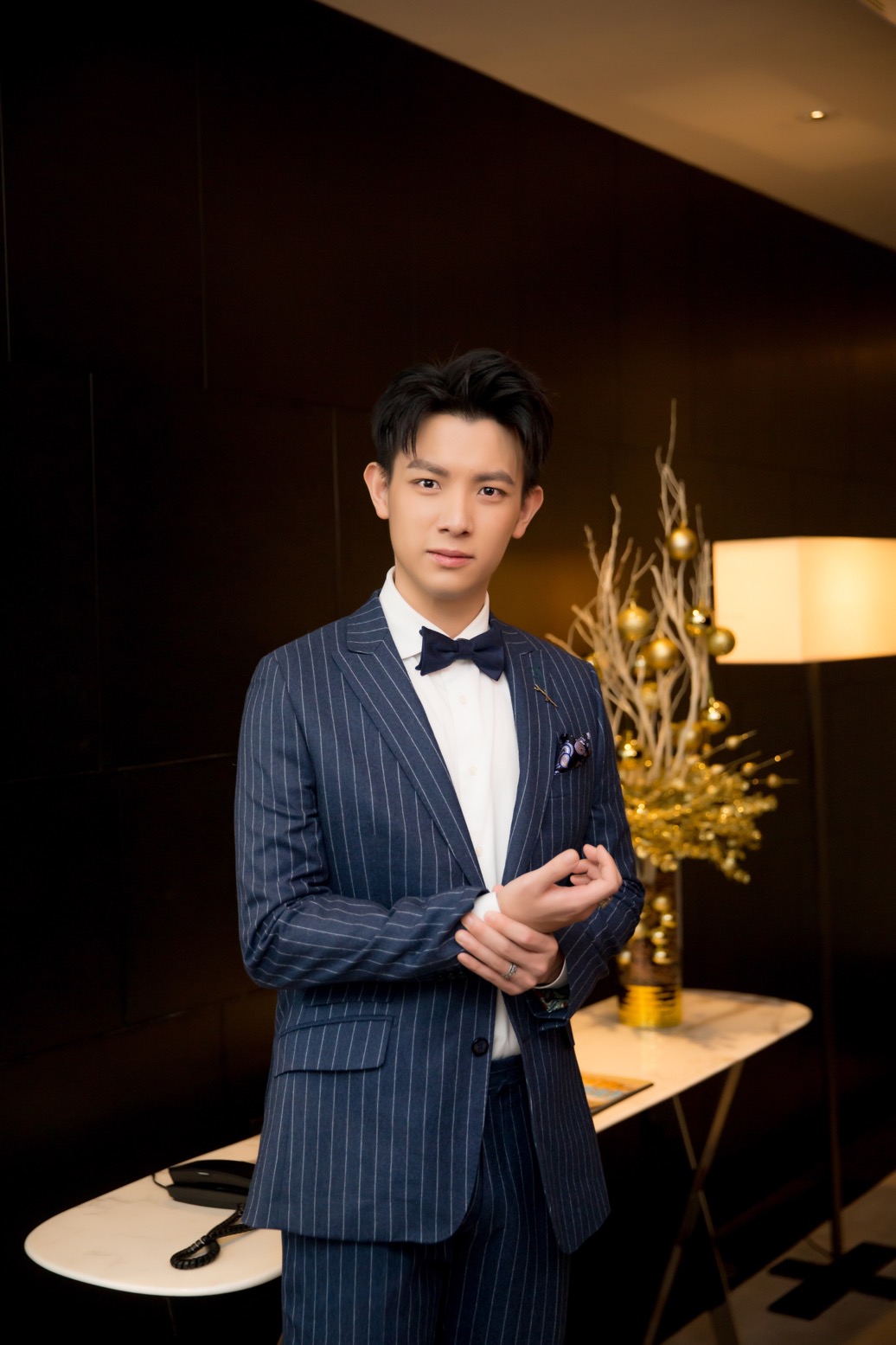 柏辰西装写真曝光 帅气优雅显绅士风度