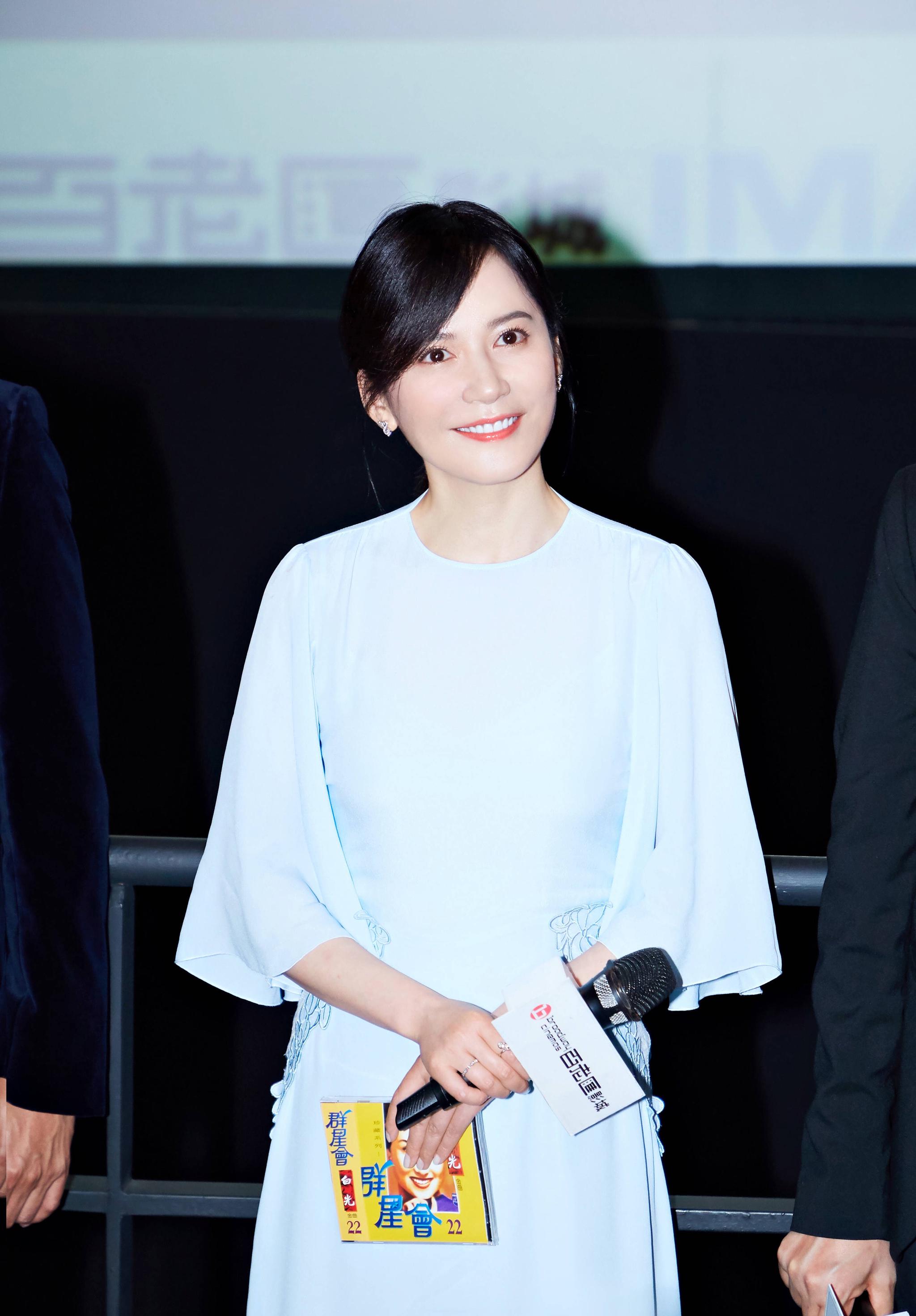俞飞鸿出席电影首映一袭蓝色连衣裙,精致容颜,彰显优雅高贵