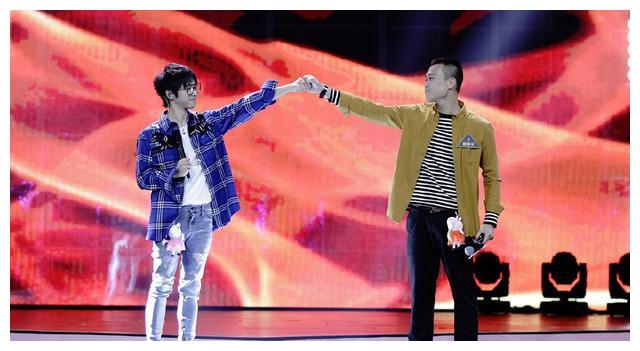 华晨宇穿黑色西装亮相《天籁》与耿斯汉达成对战却失败