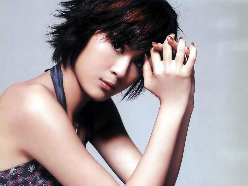 她是张国荣的妹妹,在嫁人后惨遭抛弃,今35岁独自抚养两个孩子