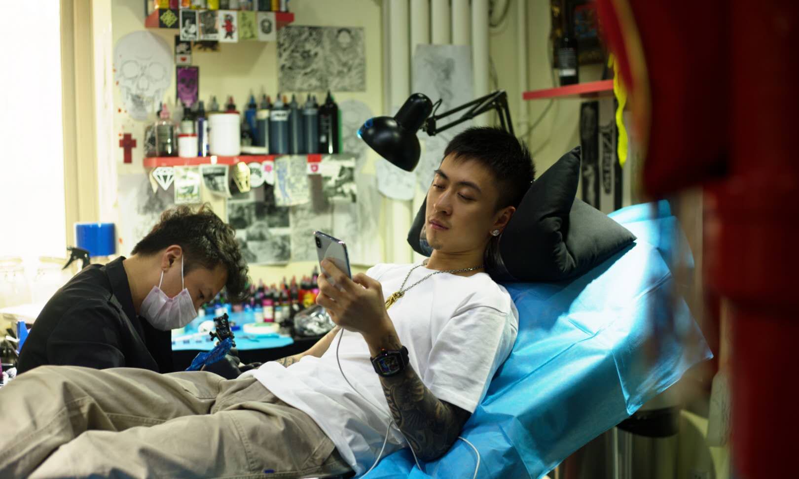 超级富二代秦奋现身北京会面好友andy支持纹身文化