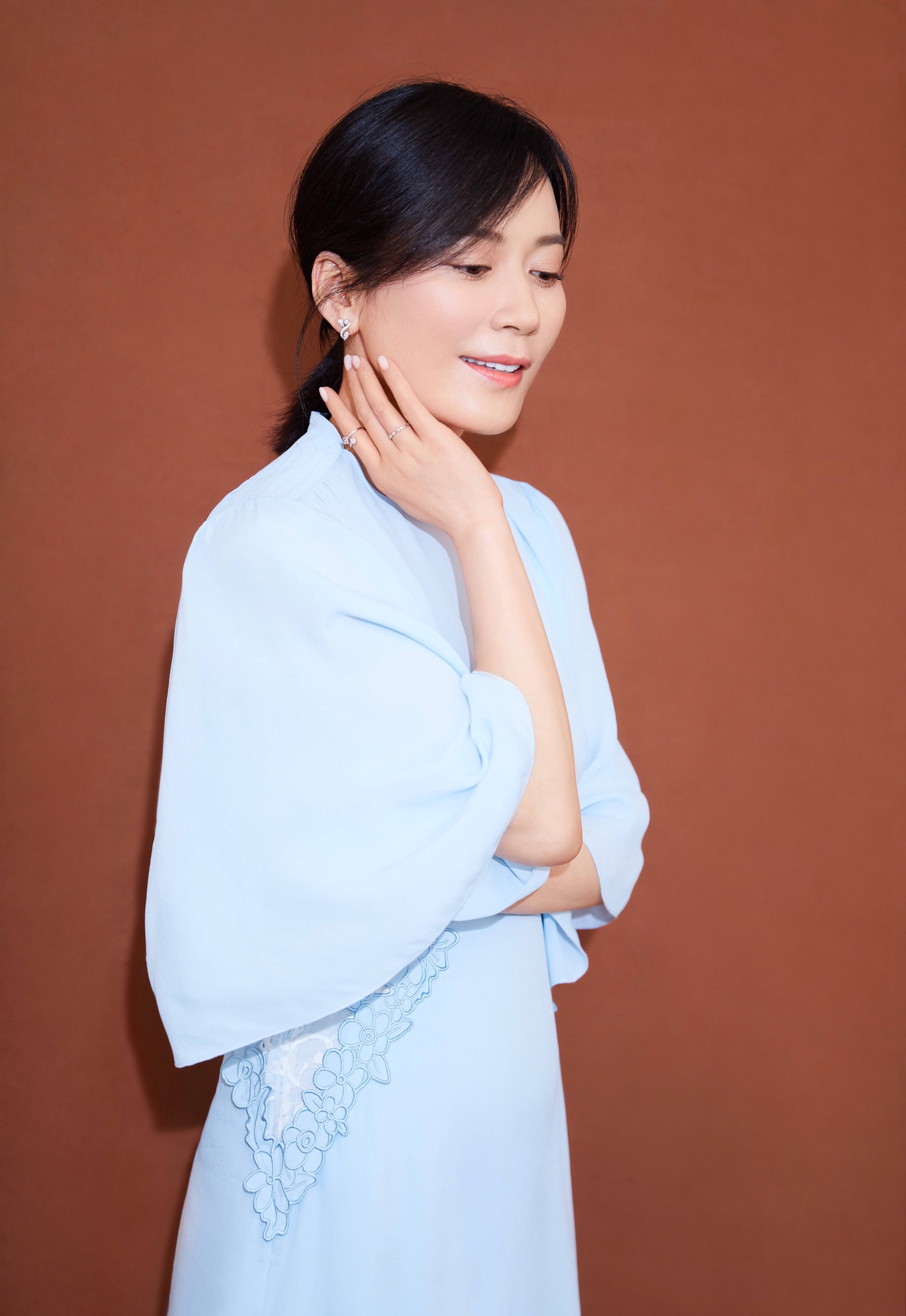 俞飞鸿出席电影首映一袭蓝色连衣裙,精致容颜,彰显优雅高贵