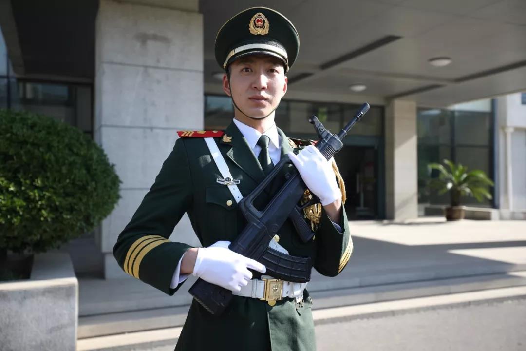 退伍武警狂追百米抓小偷 网友:抓贼的样子,帅呆了!_高清图集_新浪网