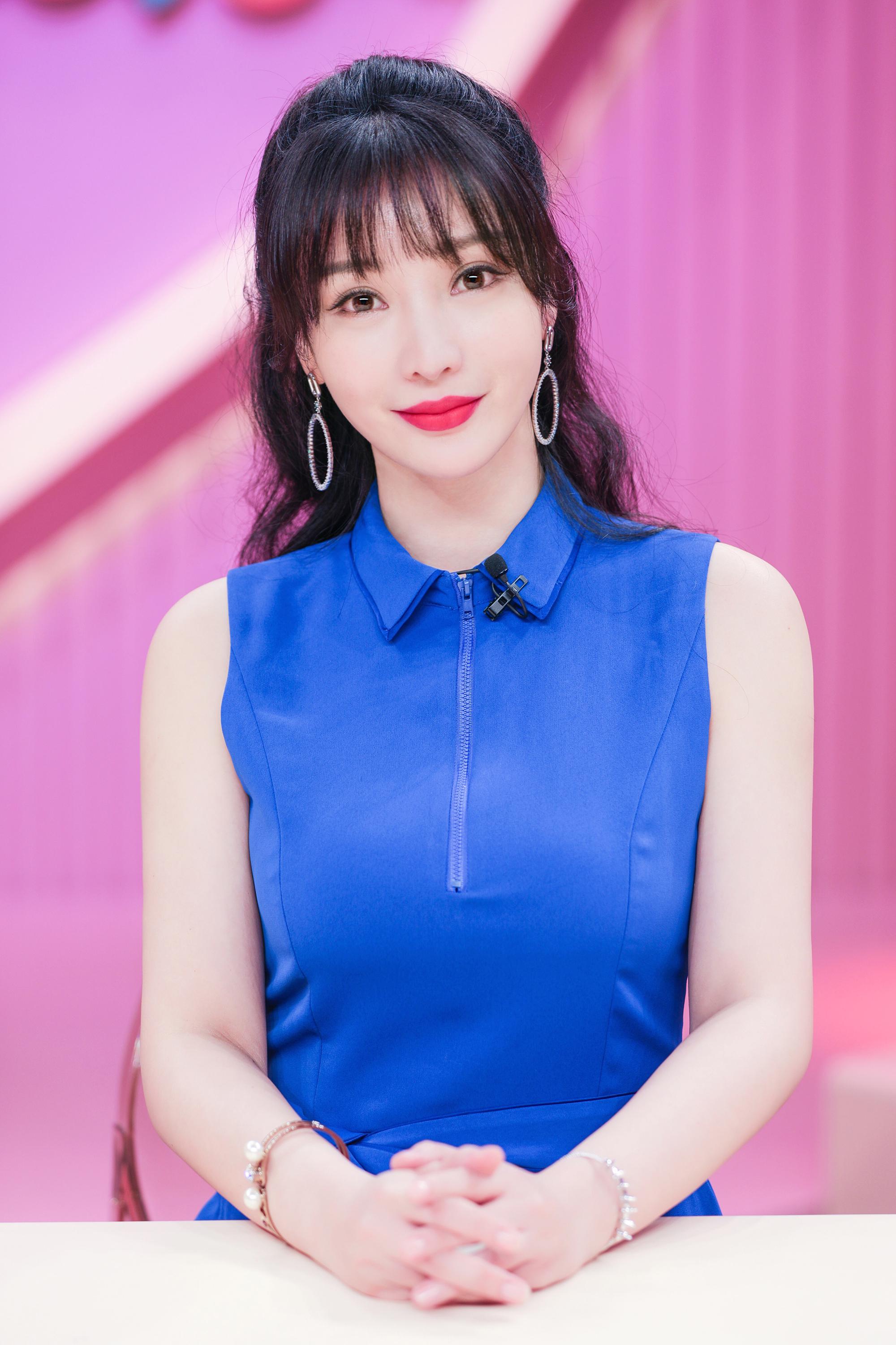 柳岩《亲爱的结婚吧》宝蓝裙清新感性 谈为父母补办婚礼落泪