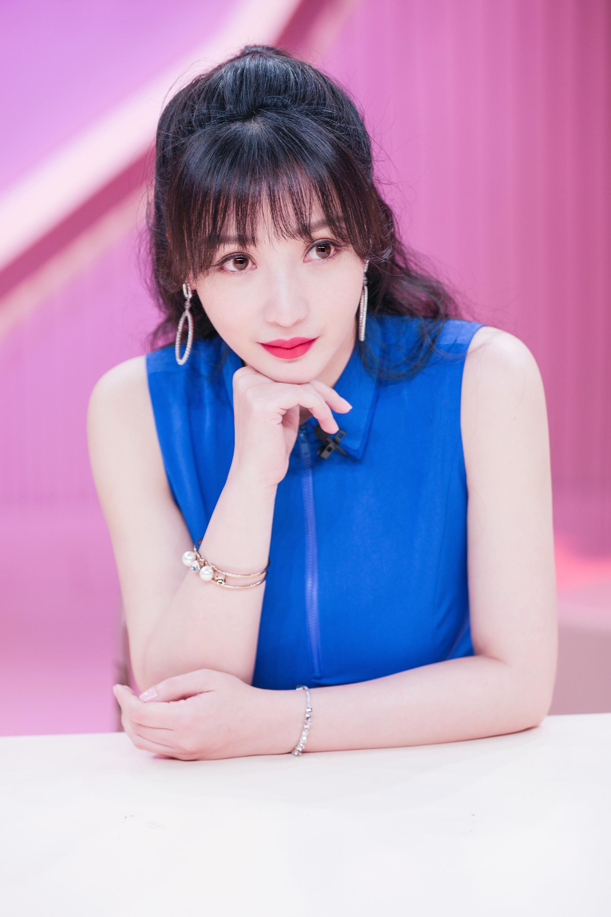 柳岩《亲爱的结婚吧》宝蓝裙清新感性 谈为父母补办婚礼落泪