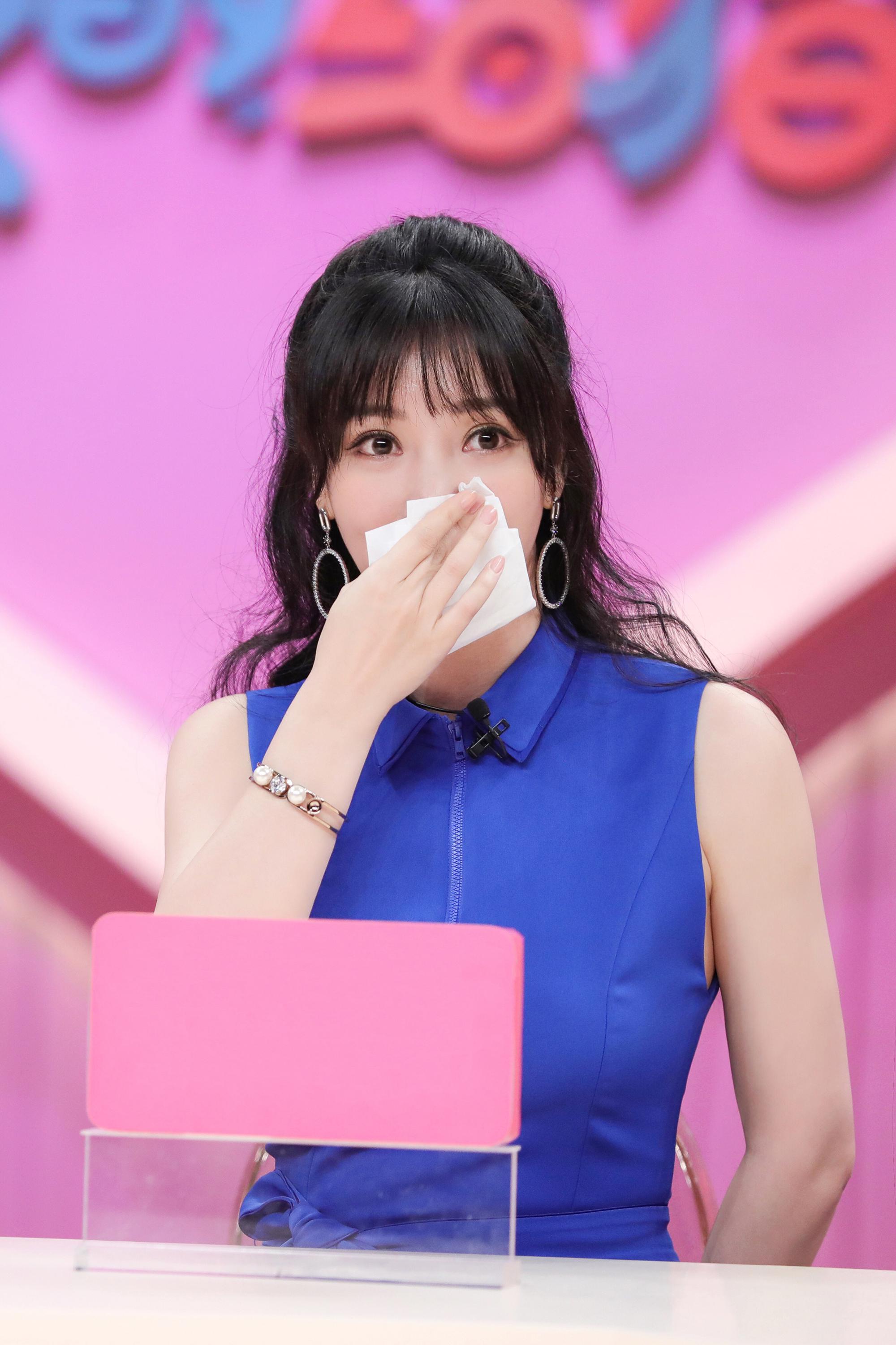 柳岩《亲爱的结婚吧》宝蓝裙清新感性 谈为父母补办婚礼落泪