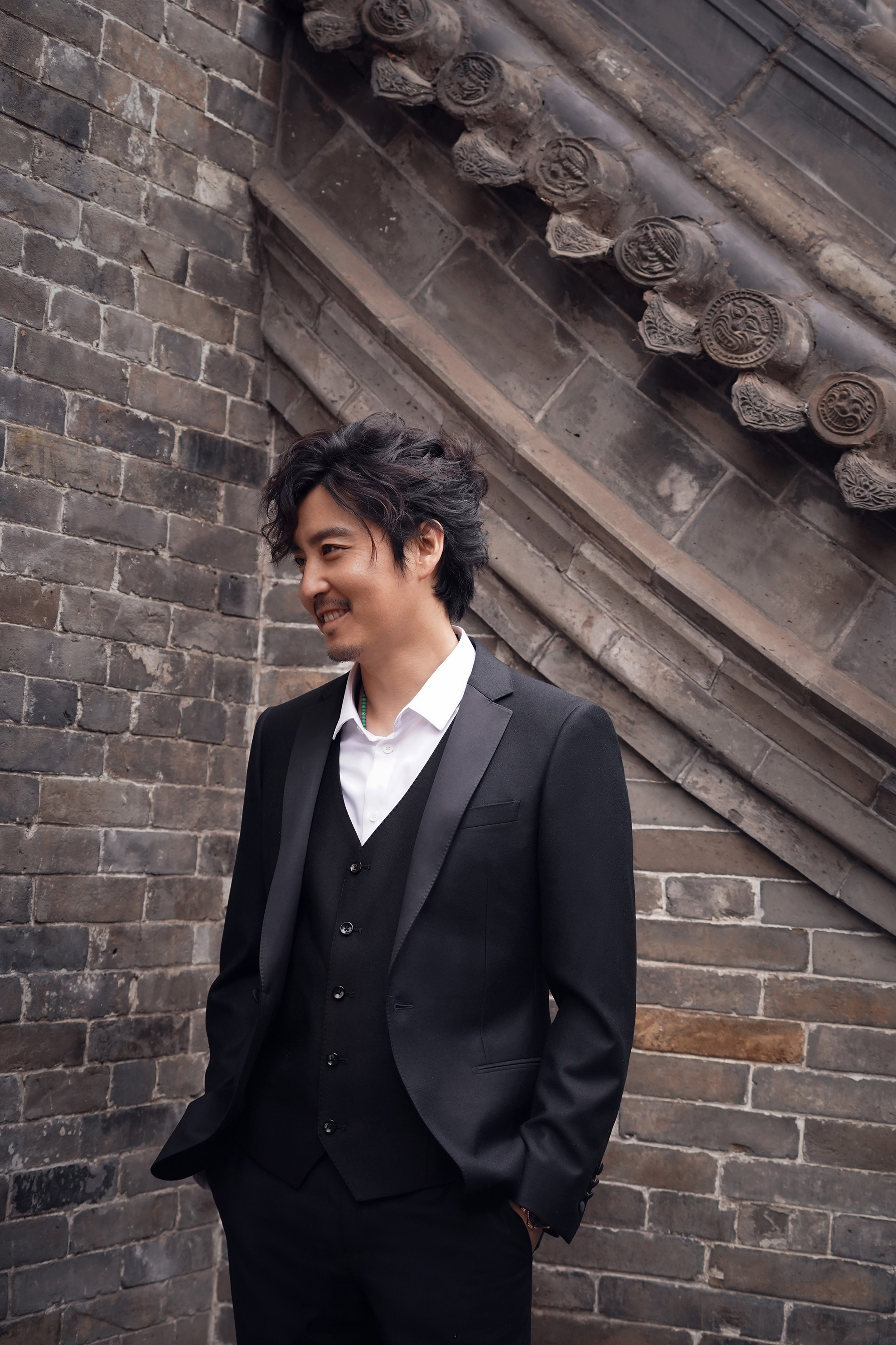 王泷正深秋写真曝光 亦正亦邪神秘优雅__财经头条