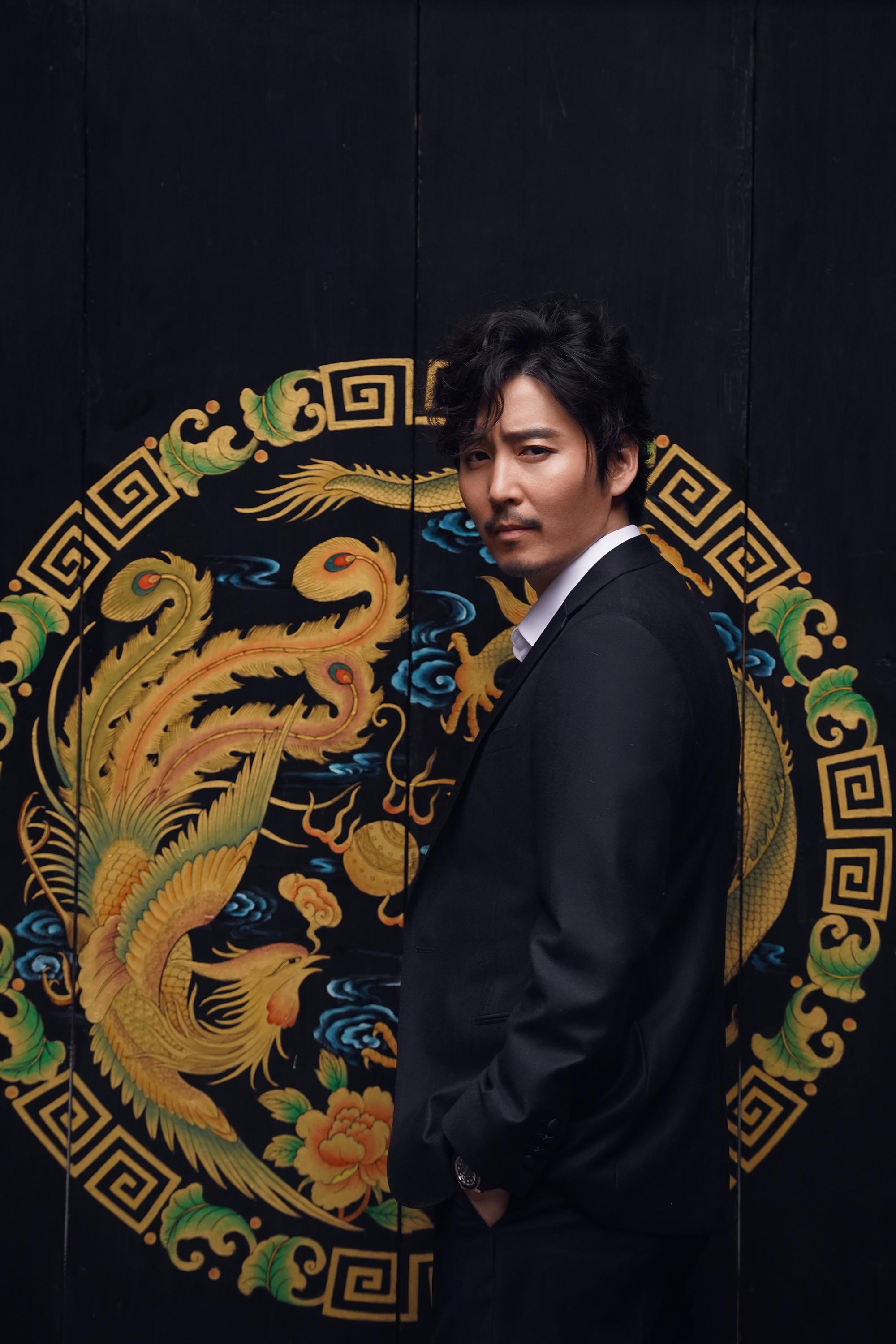 王泷正深秋写真曝光 亦正亦邪神秘优雅__财经头条