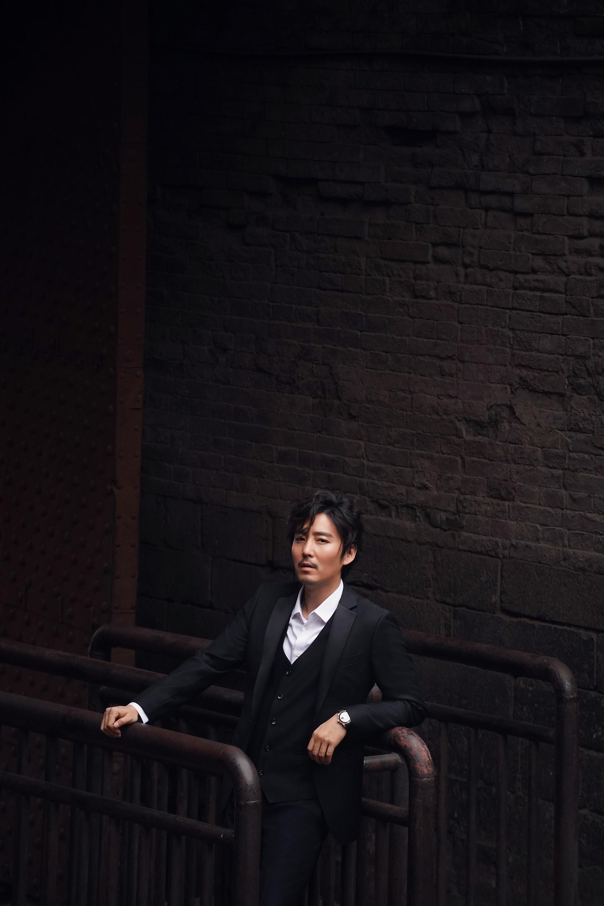 王泷正深秋写真曝光 亦正亦邪神秘优雅__财经头条