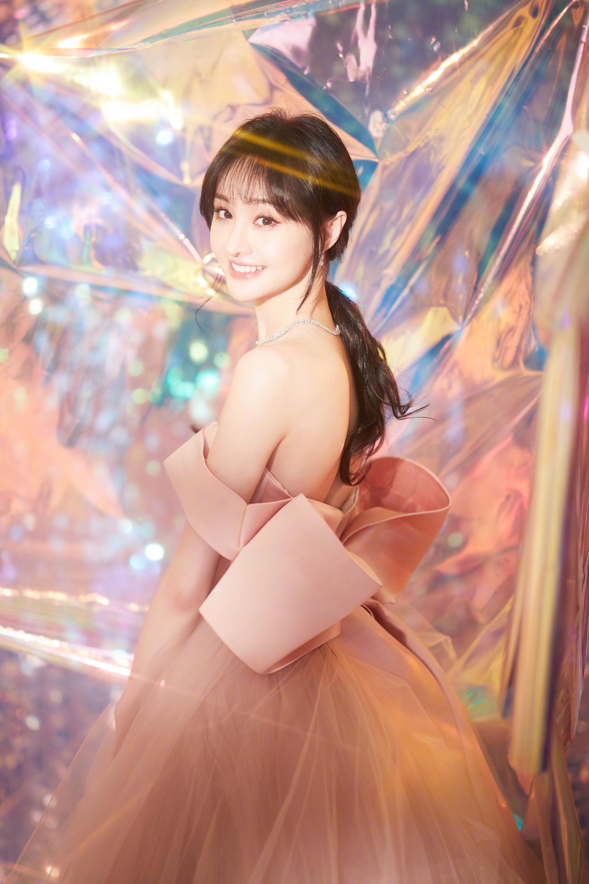 赵丽颖黑天鹅,郑爽蝴蝶结,杨紫水雾蓝…热搜教你看懂女明星裙子