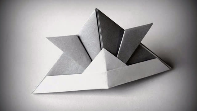 武士头盔折纸视频教程:手把手教你折纸武士帽子,很简单