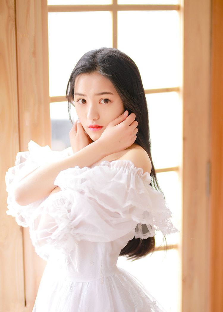 扎双马尾的美丽女生白裙写真_高清图集_新浪网