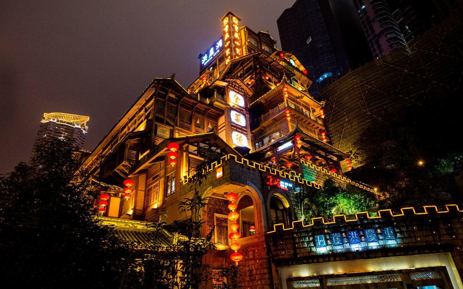 重庆网红景点的鼻祖,中国版千与千寻洪崖洞,一到夜晚光芒四射 【蜗牛扑克】重庆网红景点的鼻祖,中国版千与千寻洪崖洞,一到夜晚光芒四射