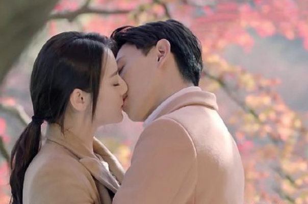 邓伦吻戏盘点和热巴法式热吻和杨紫蜻蜓点水唯独和她只亲脸