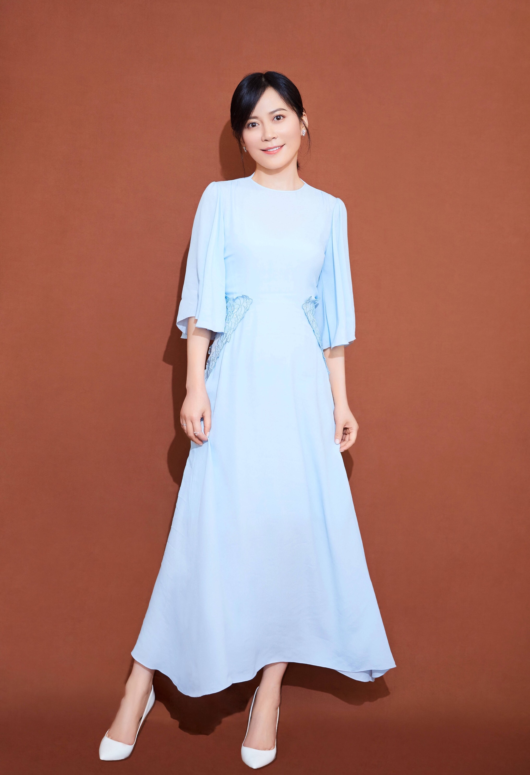 俞飞鸿出席电影首映一袭蓝色连衣裙,精致容颜,彰显优雅高贵