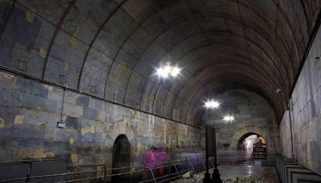 他们当时挖掘用的还是洛阳铲,挖了三个多月,才挖到了真正进入定陵大门