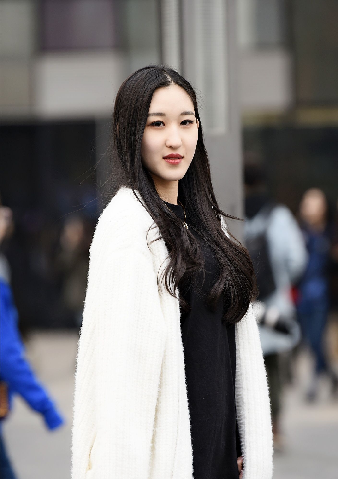 北京街拍:偶遇一位清纯美丽的女孩,她看上去时尚又优雅女人