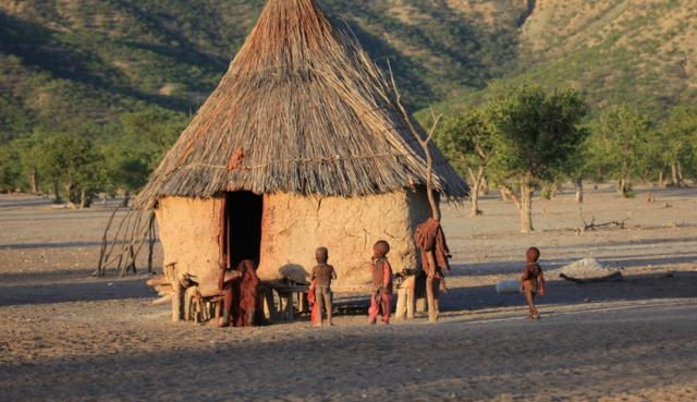 南美洲与世隔绝的原始部落男女以赤裸为美成人礼很是独特