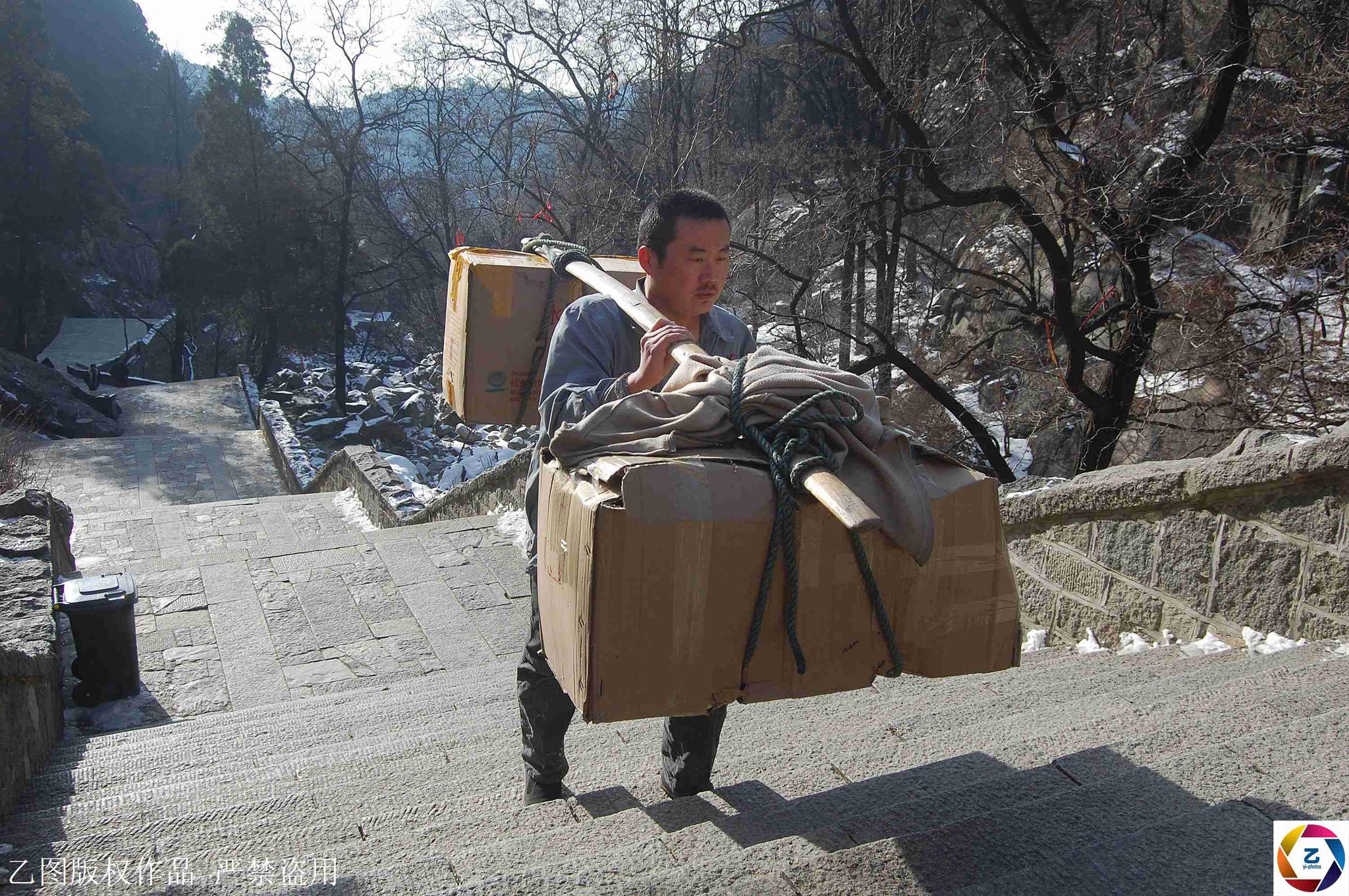 泰山29岁挑夫每日挑百斤重担爬十八盘,中午啃馒头,背后原因心酸