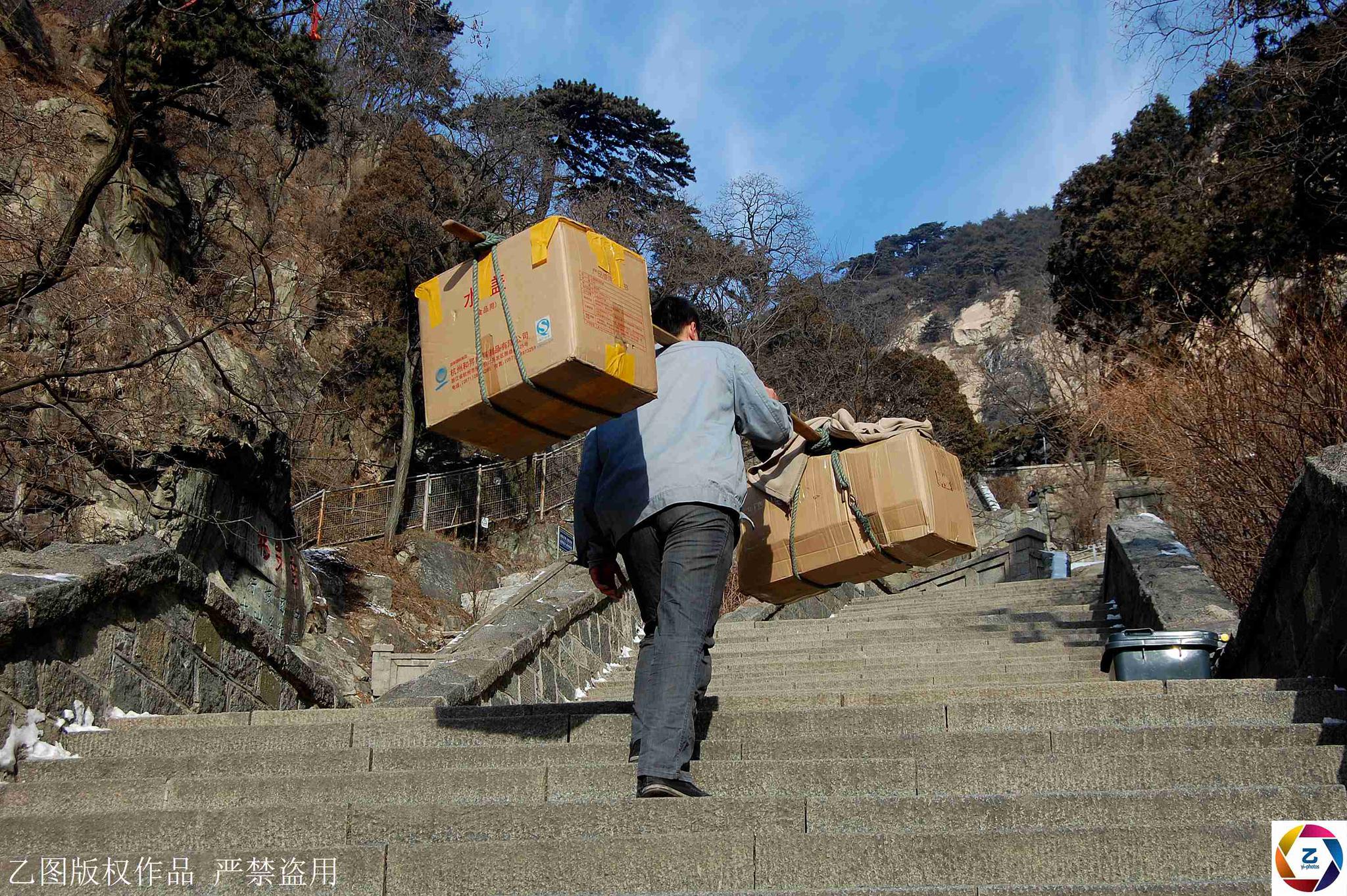 泰山29岁挑夫每日挑百斤重担爬十八盘,中午啃馒头,背后原因心酸