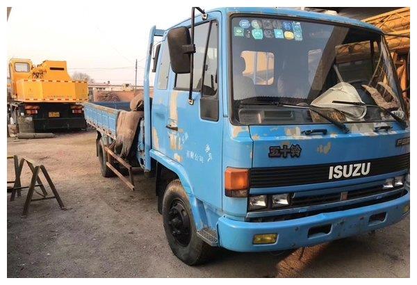 20多年前进口的五十铃fsr卡车它是那段艰苦奋斗岁月的见证者