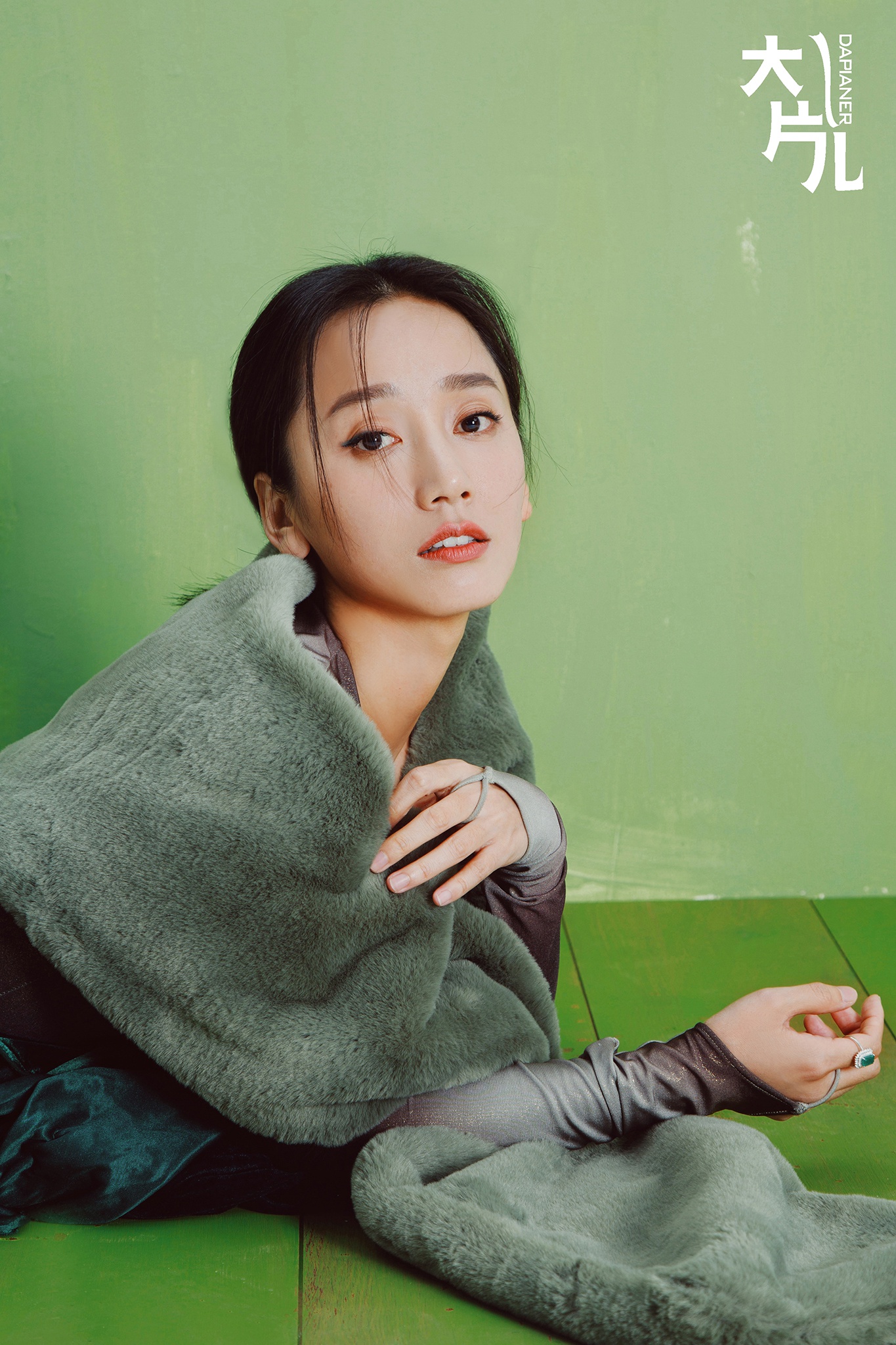 董晴时尚大片曝光 光影交错中呈现高级美人骨