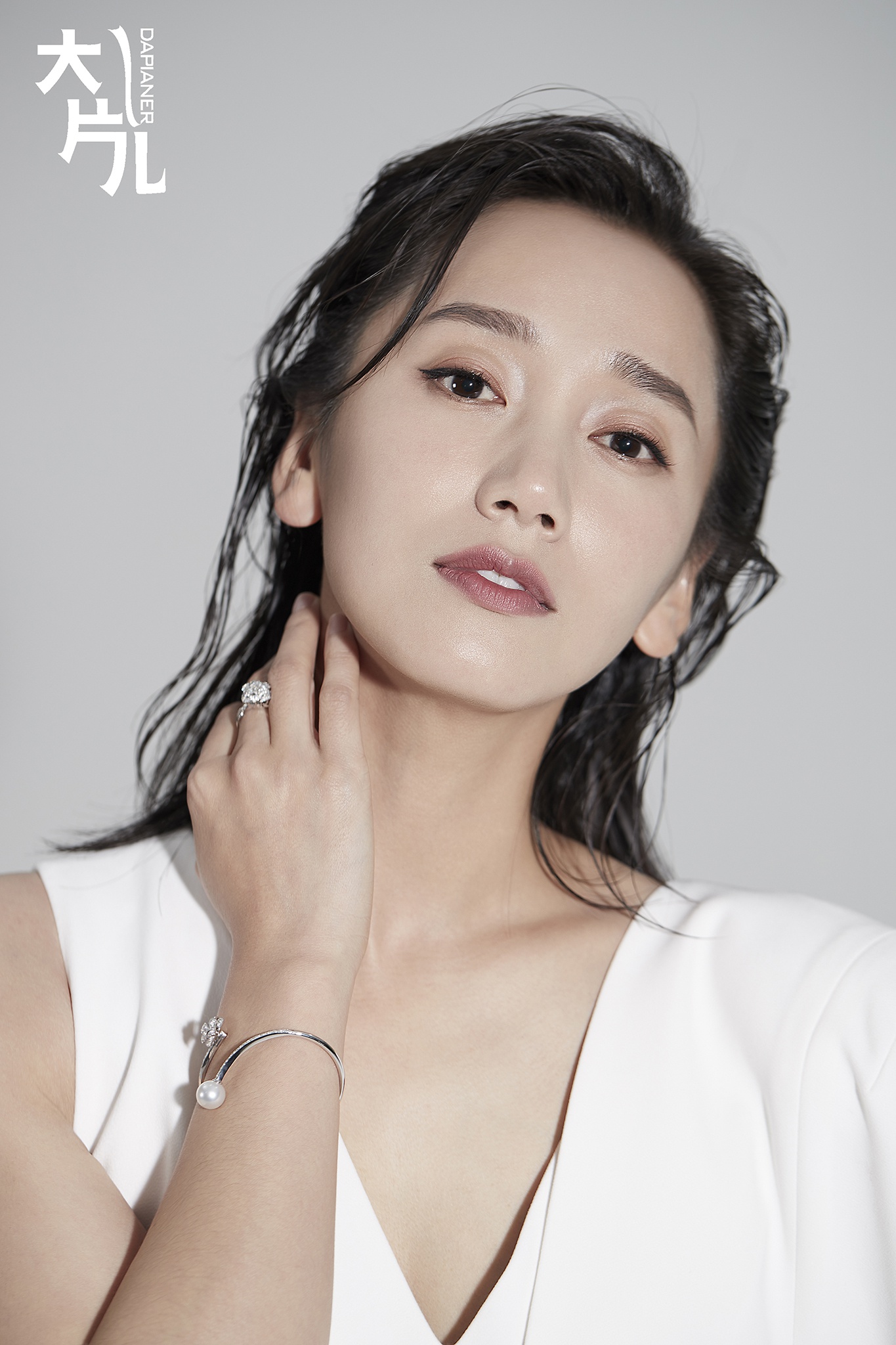 董晴时尚大片曝光 光影交错中呈现高级美人骨|董晴|时尚大片|美人_新