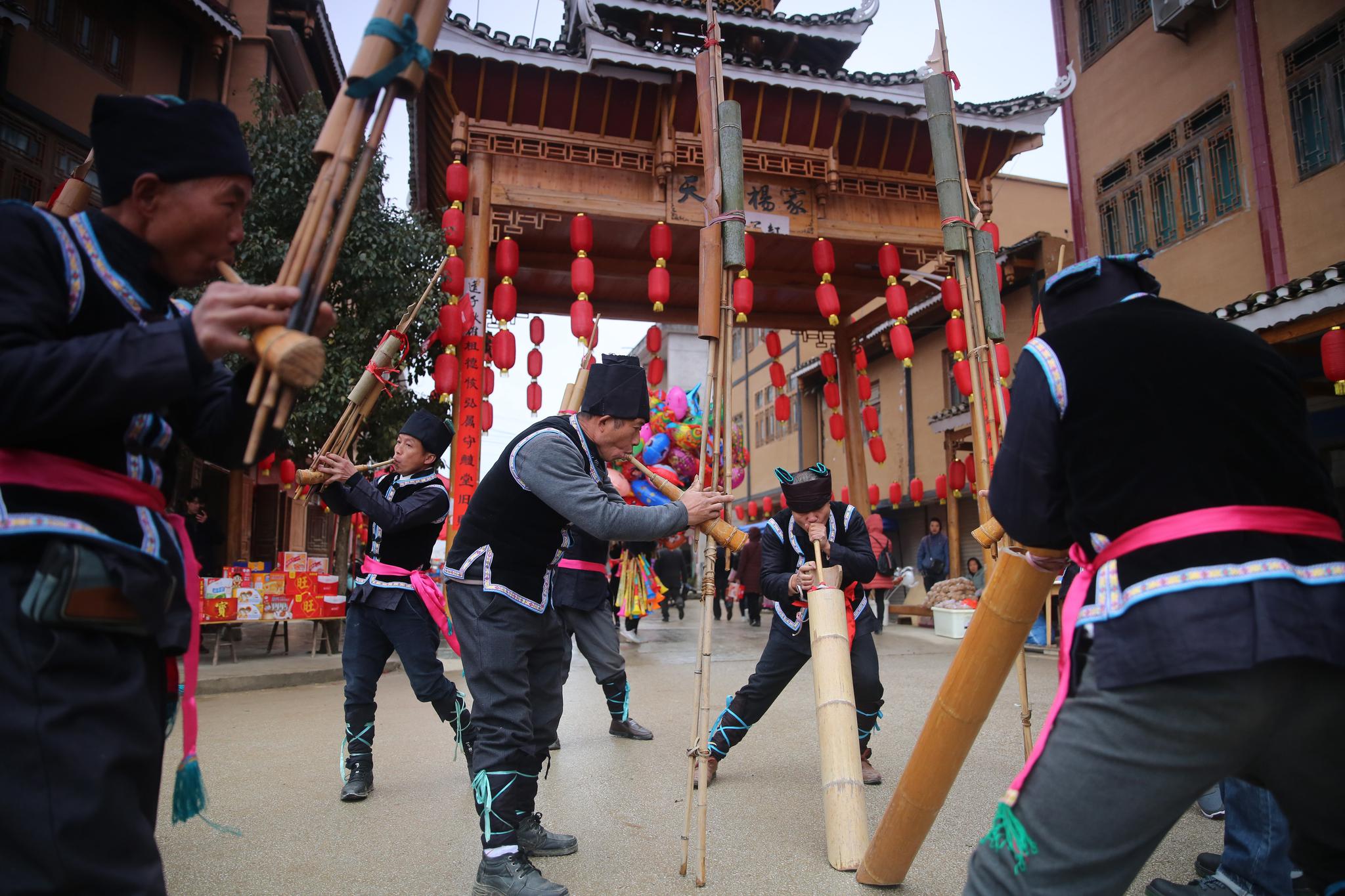对歌,舞龙,打年粑 侗族同胞身着节日盛装 喜迎侗年