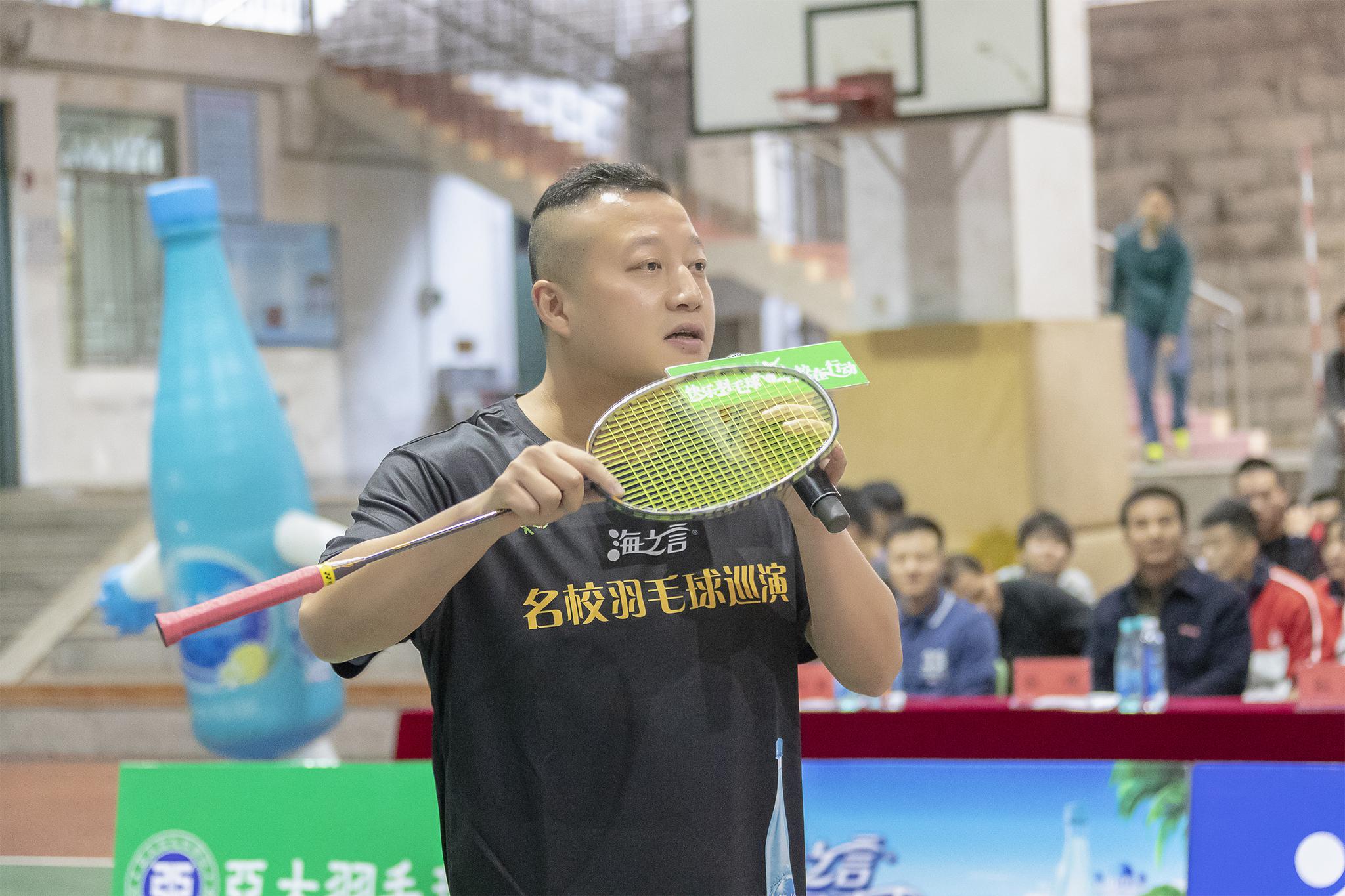 前羽毛球男双冠军张蔚先生与中学生的混双比赛精彩瞬间