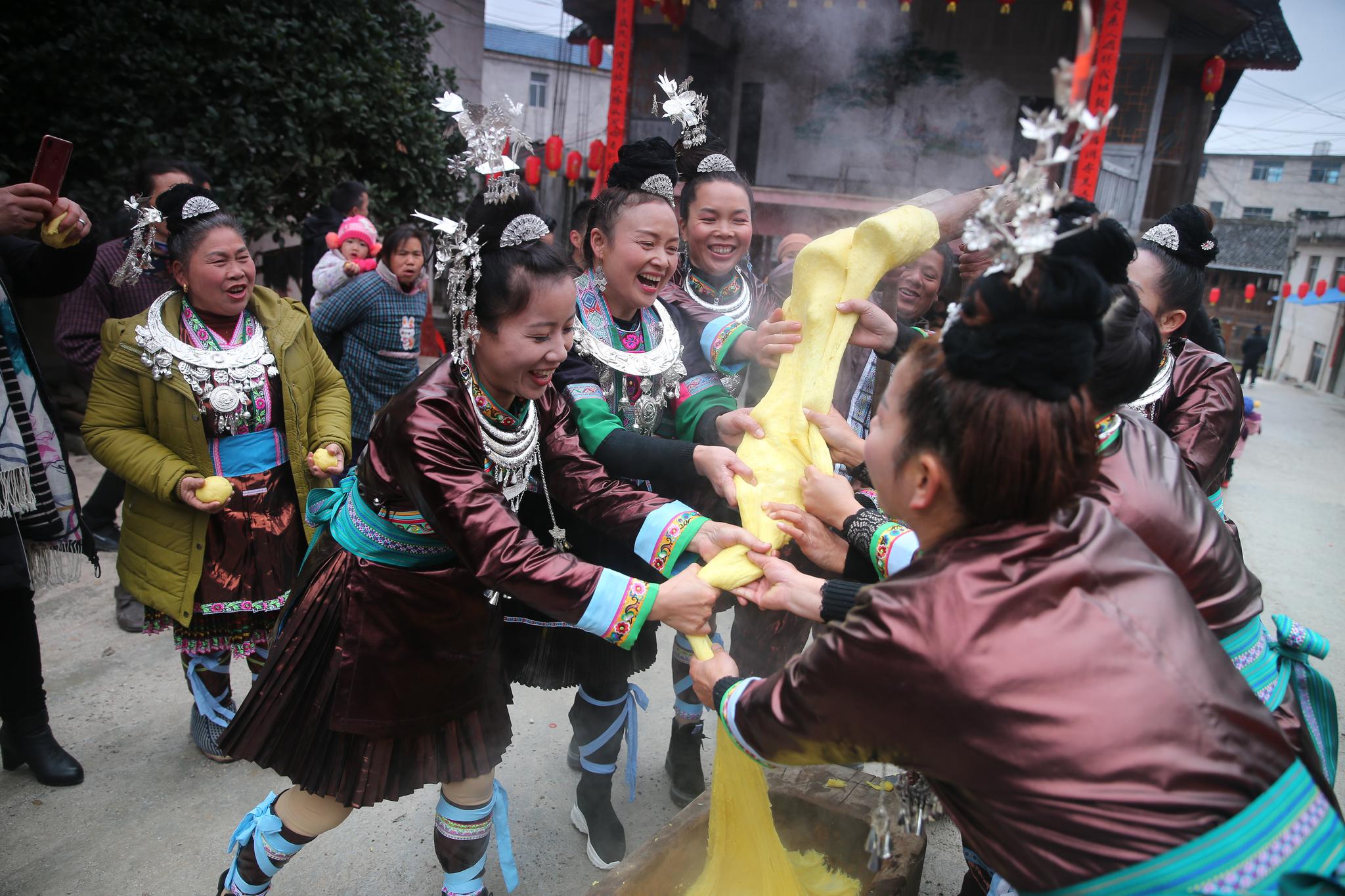对歌,舞龙,打年粑 侗族同胞身着节日盛装 喜迎侗年