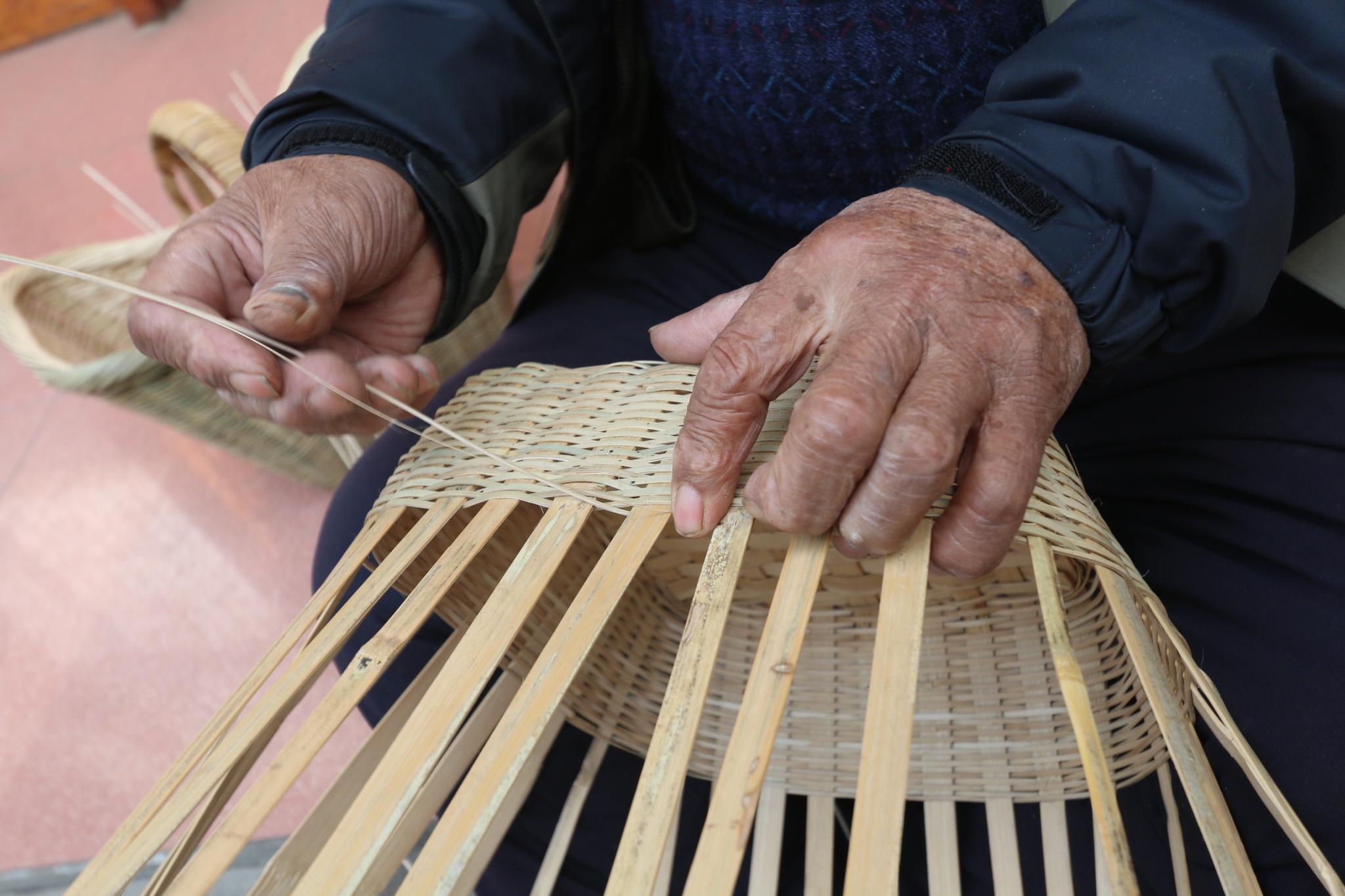 老人做竹编60余年手指变形 开老年作坊为留守老人谋“营生”