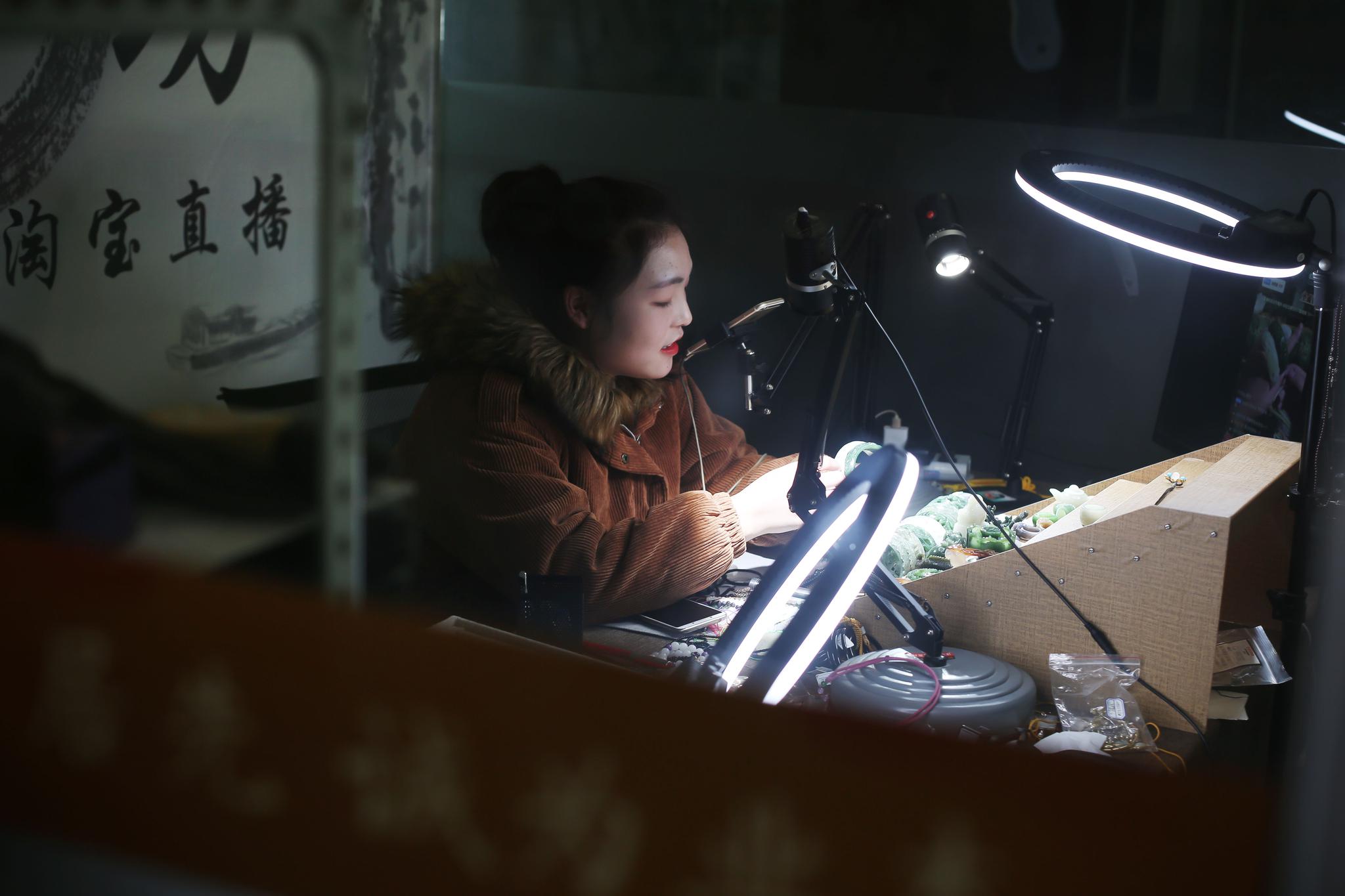 河南95后小哥退伍后做淘宝主播卖玉石资深粉丝单人买货400多万元