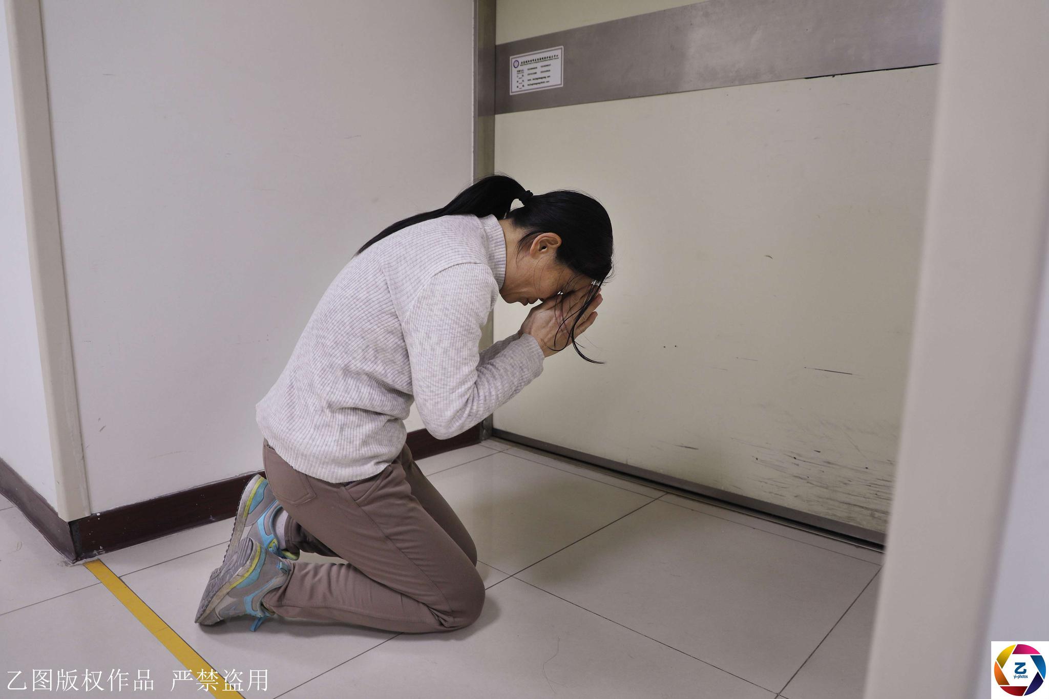 女儿患病后妈妈每天跪地祷告帮人按摩洗刷自己的过错
