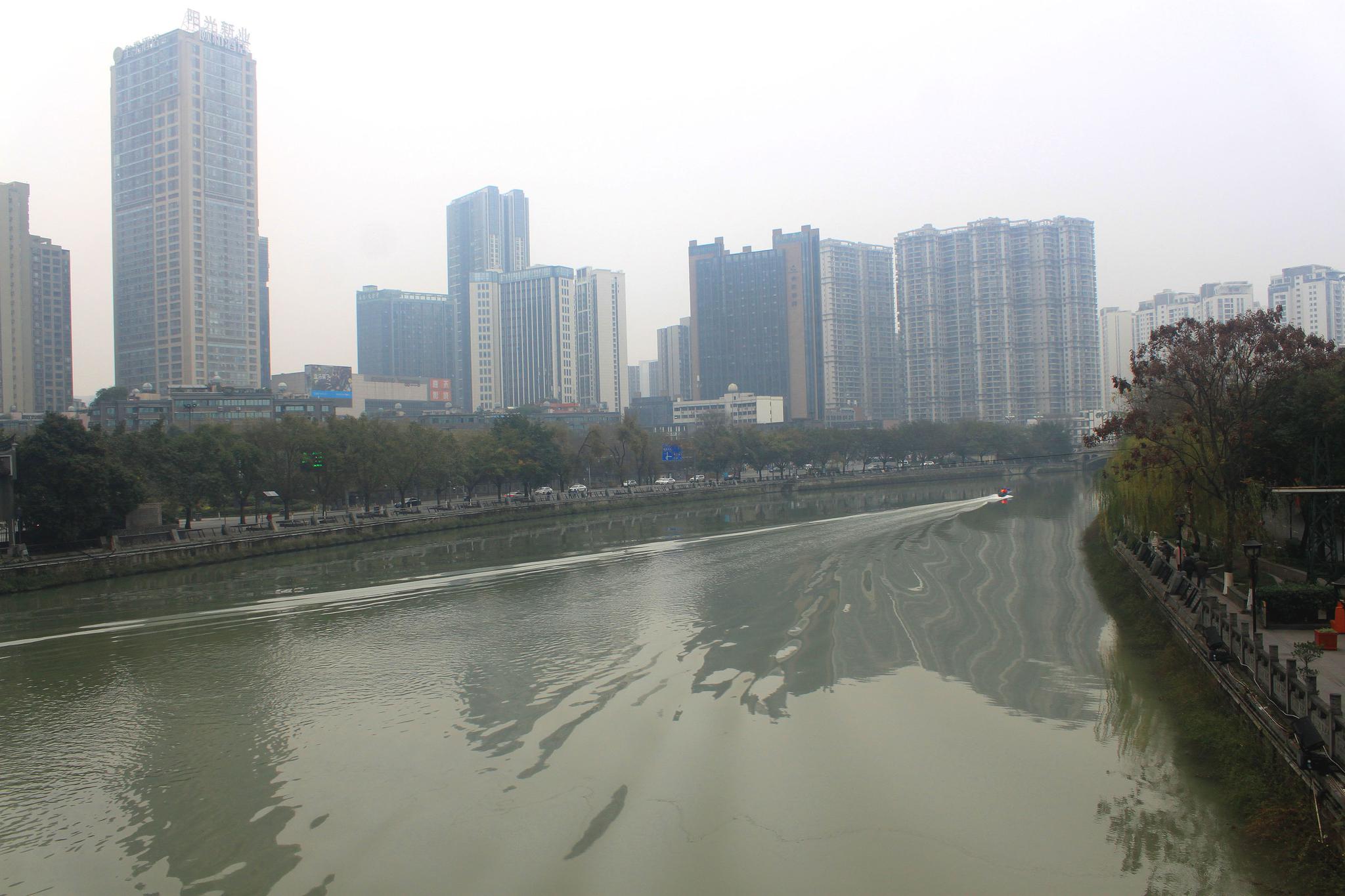 成都,冬天府南河水岸城市之美景