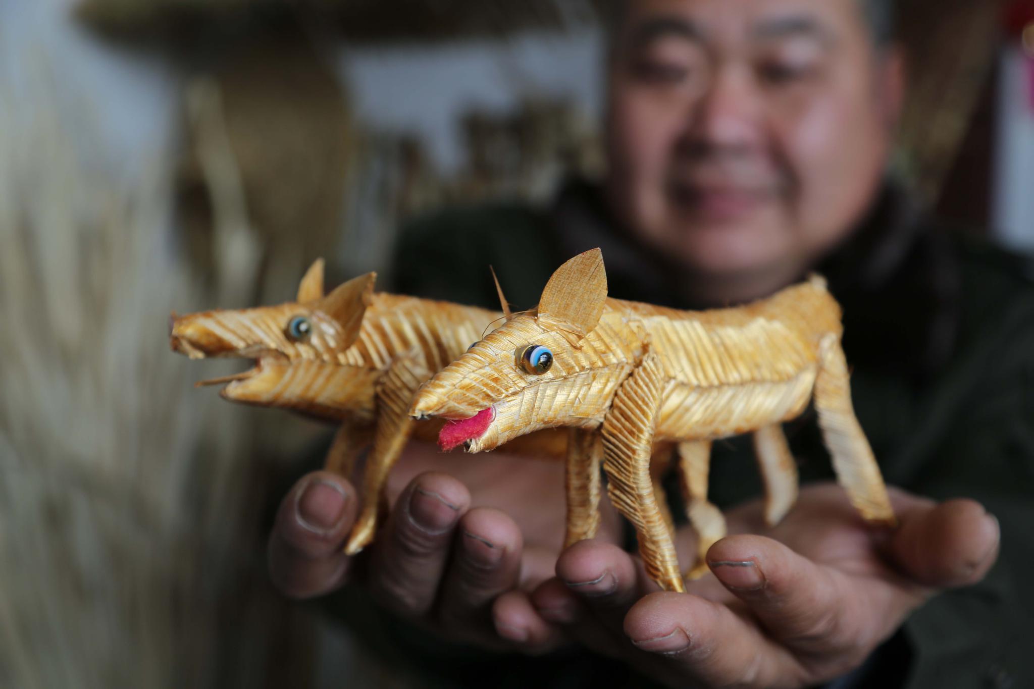 乡村草编达人编"萌猪"迎猪年,一只草猪50元