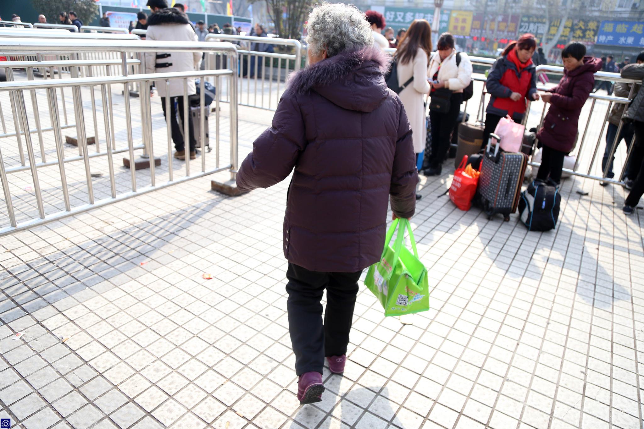 84岁母亲一路小跑给春运值班的儿子送饭,已坚持30多年