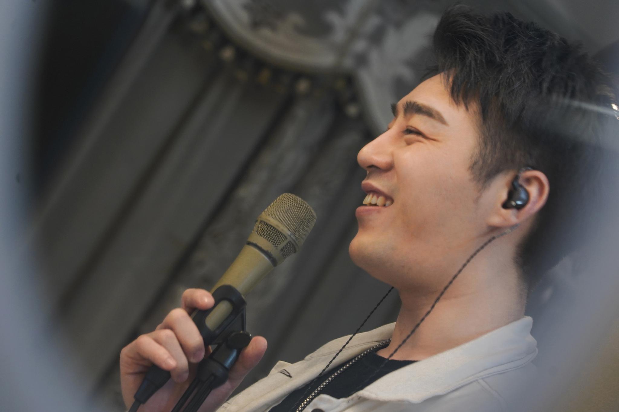 90后集体回忆里的歌手乔洋:大男孩做了美妆主播,还坚持音乐梦想