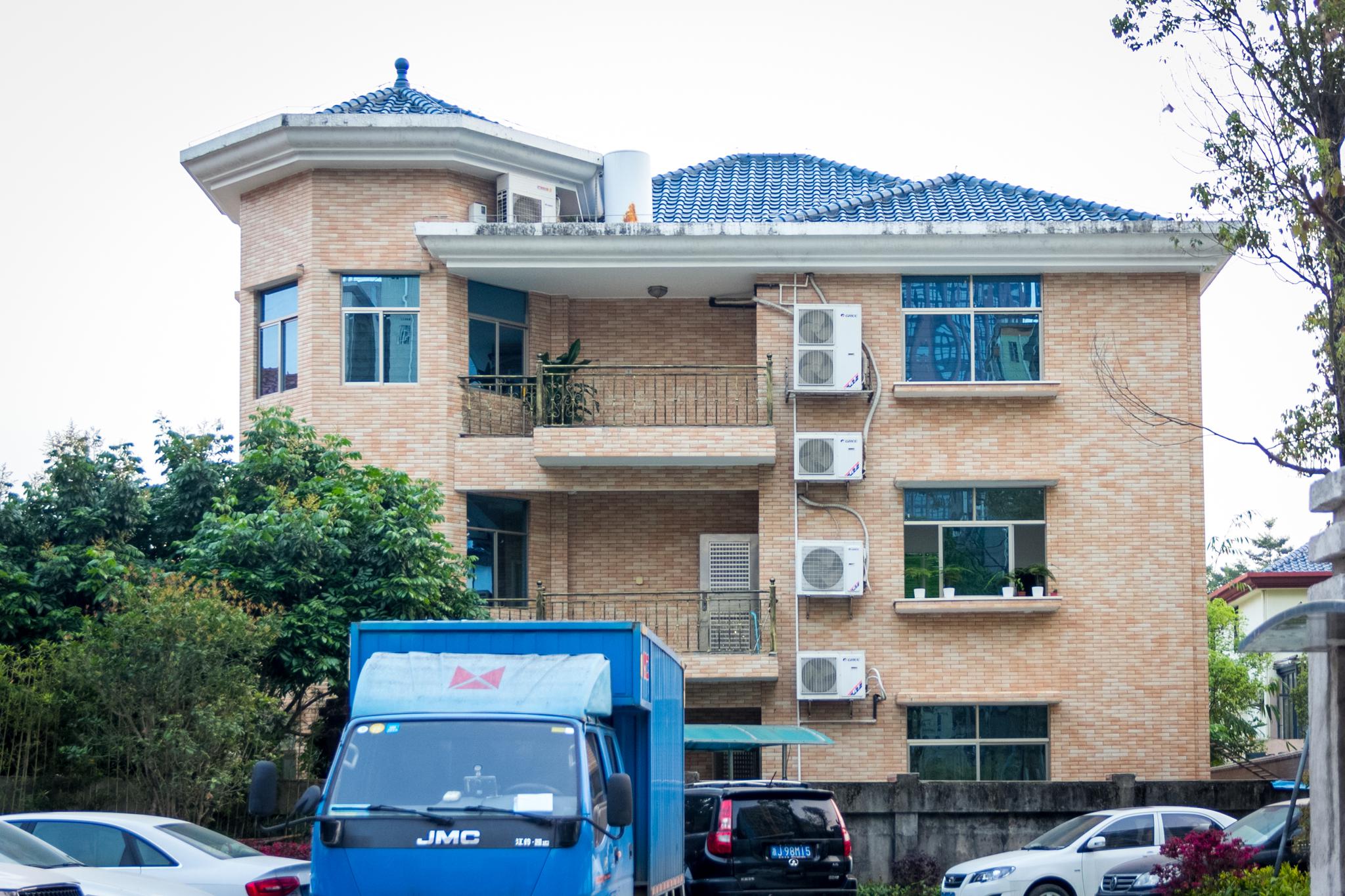 深圳城中村逸秀新村密集不堪的农民房中藏有大院豪宅