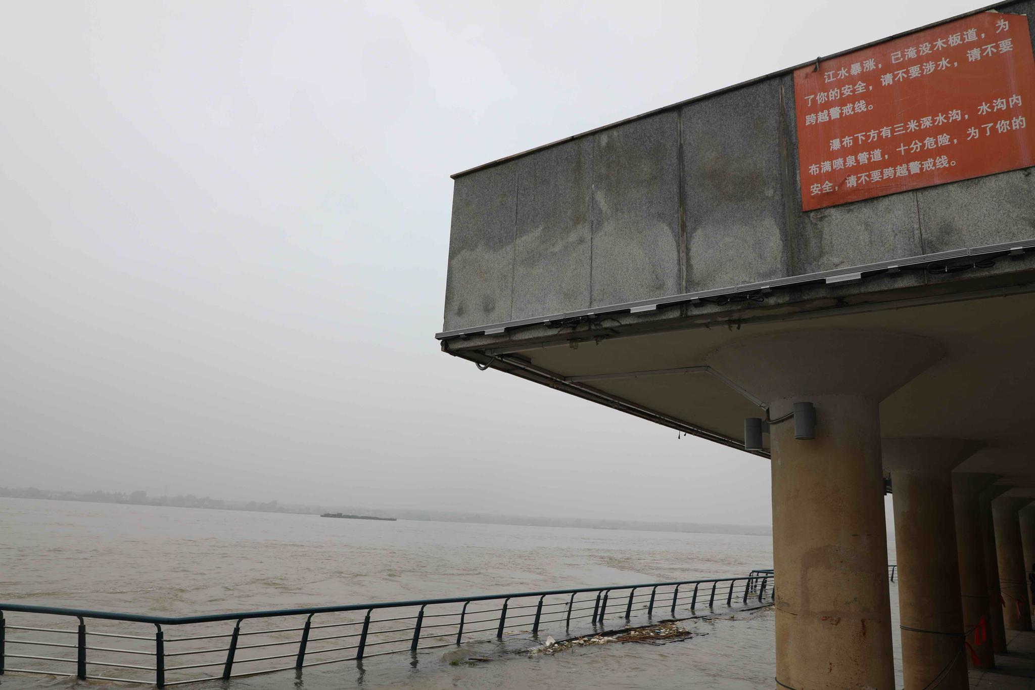 滨江公园对比图告诉你，今年长江水位有多低！_南京滨江公园管理有限公司