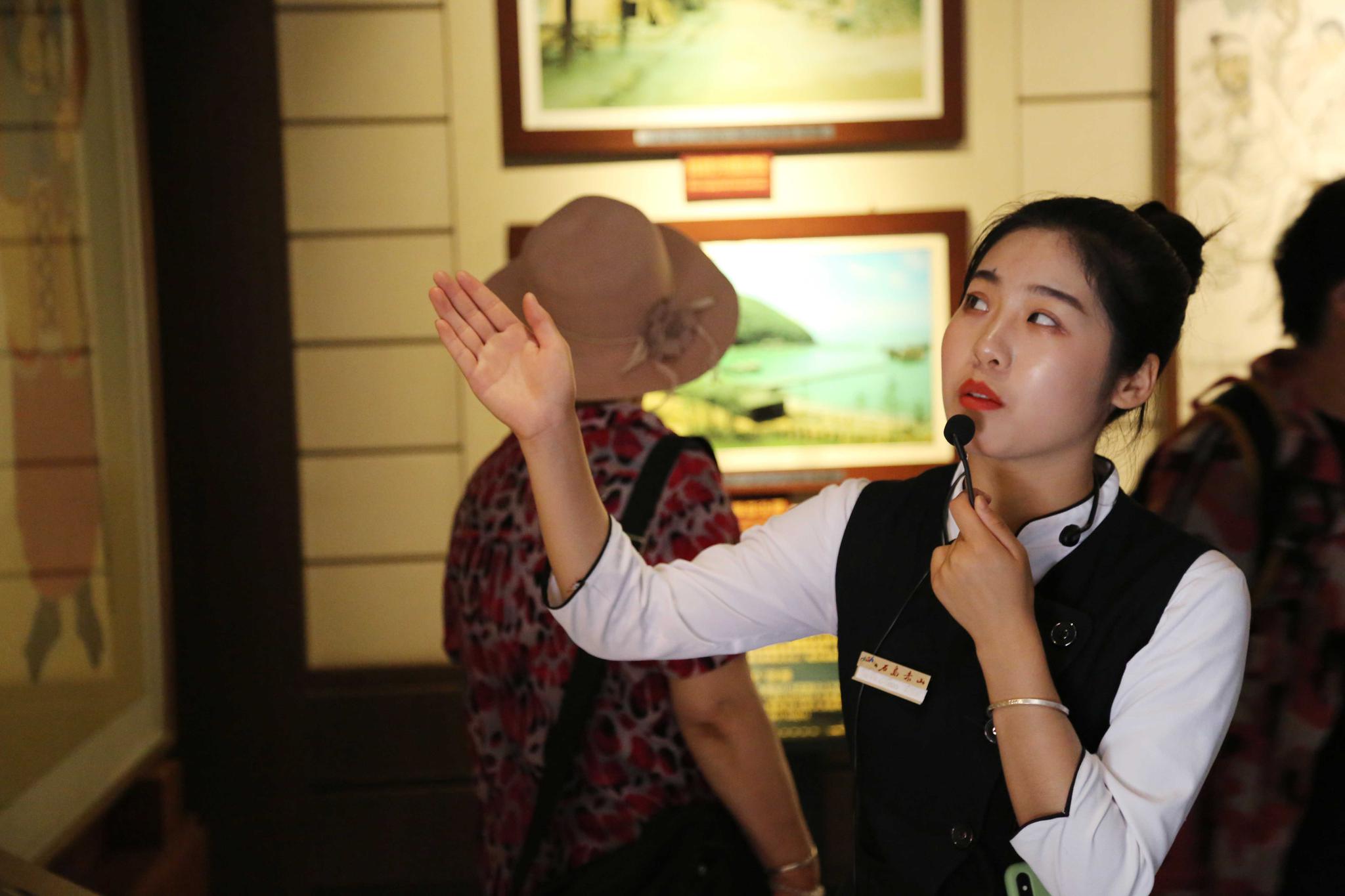 20岁导游妹子每天景区打卡两万步,为游客讲解练出肌肉腿