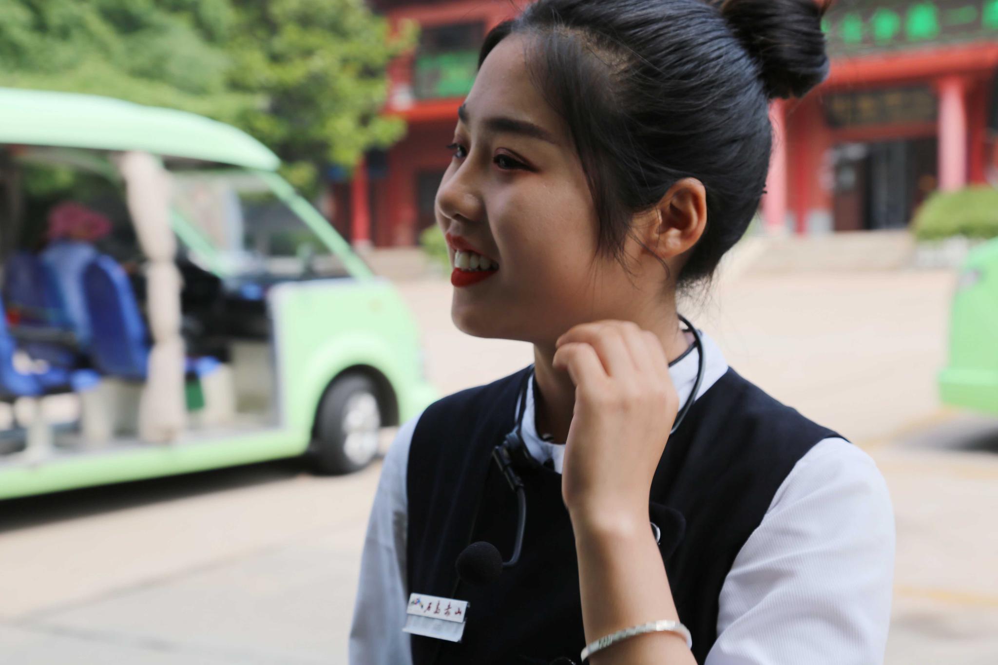 20岁导游妹子每天景区打卡两万步,为游客讲解练出肌肉腿